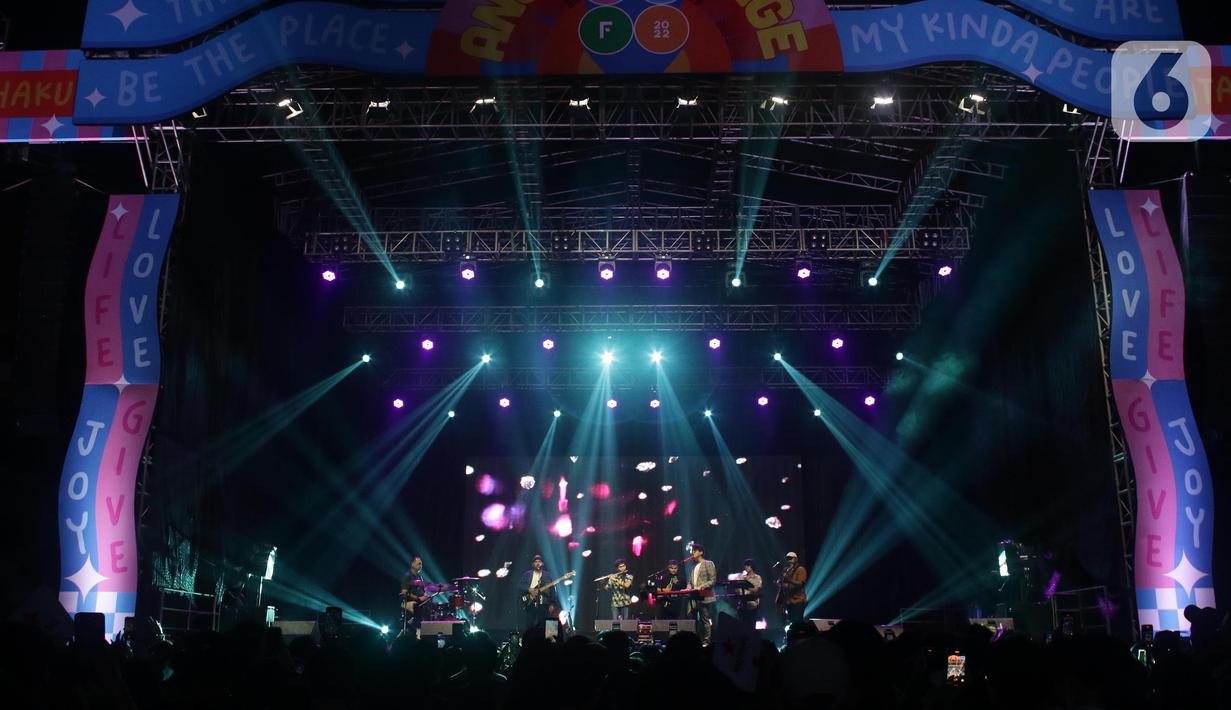 Penyanyi Ardhito Pramono saat tampil di hari pertama gelaran We The Fest 2022 di GBK Sports Complex Jakarta, Jumat (23/9/2022). Pelantun lagu "Sudah" itu tampil di Another Stage, salah satu panggung We The Fest 2022. (Liputan6.com/Helmi Fithriansyah)