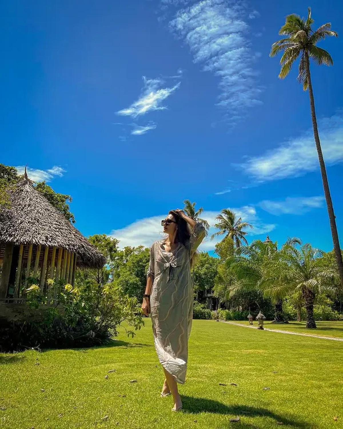 11 Inspirasi Outfit dengan Sandal ala Luna Maya, Cocok Ditiru untuk Liburan