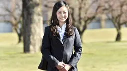 Putri Kako tiba di kampus International Christian University (ICU), Tokyo, Jepang, ( 2/4/2015).Putri Kako adalah anak dari pasangan Pangeran Akishino sekaligus cucu dari Kaisar Akihito Jepang. (REUTERS/Yoshikazu Tsuno)