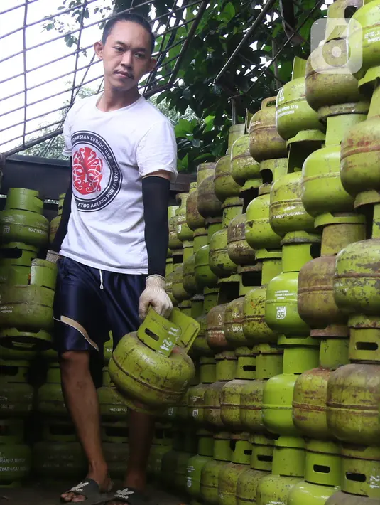 Pekerja menurunkan tabung gas LPG 3 kilogram (kg) dari truk di Jakarta, Rabu (16/12/2020). Kenaikan gas elpiji 3 kg pada 2021 tersebut dengan mempertimbangkan kebutuhan gas yang terus meningkat terutama di masa pandemi Virus Corona. (Liputan6.com/Angga Yuniar)