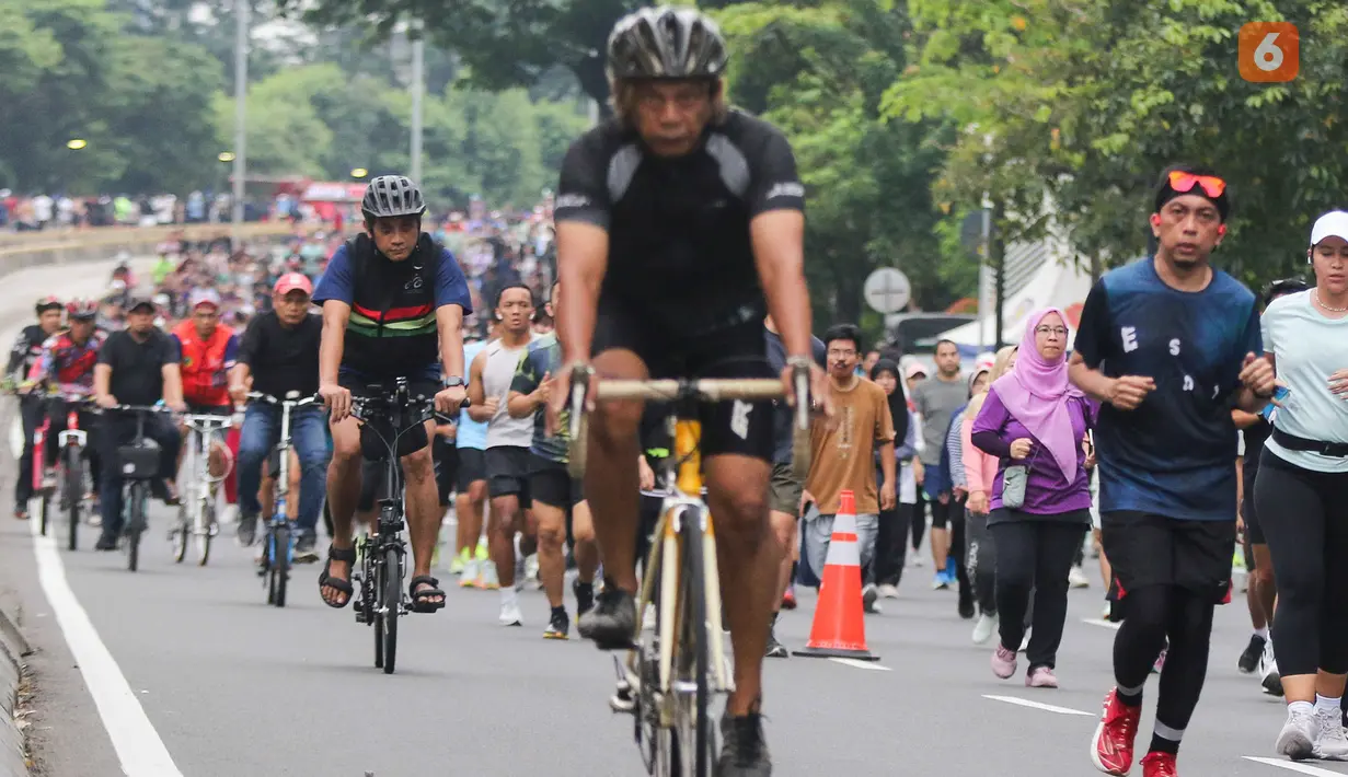 Sejumlah warga berolahraga saat Hari Bebas Kendaraan Bermotor (HBKB) di Bundaran Hotel Indonesia (HI), Jakarta, Minggu (29/12/2024). (Liputan6.com/Herman Zakharia)