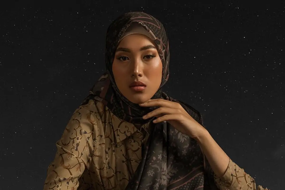 Hijab dan gamis motif saat Ramadan