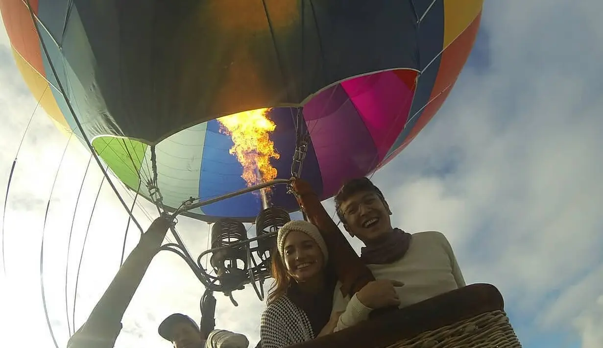 Melansir dari akun instagram dims_dine, yang juga mengunggah potret kemesraan dan kebahagiaan Dimas dan Nadine bulan madu, Dimas Anggara takut ketinggian. (instagram/dims_dine)