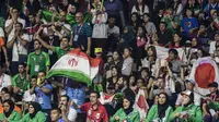 Para suporter Iran dan Jepang mendukung negaranya pada final Asian Para Games di Hall A Senayan, Jakarta, Sabtu (13/10). Iran menang 68-66 atas Jepang. (Bola.com/Vitalis Yogi Trisna)