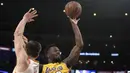 Pemain Los Angeles Lakers, Julius Randle (kanan) berusaha memasukan bola saat diadang pemain Indiana Pacers, T.J. Leaf, pada lanjutan NBA basketball game di Staples Center, Los Angeles, (19/1/2018). Lakers menang 99-86. (AP/Kyusung Gong)