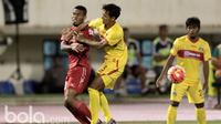Pemain Semen Padang, Fendri Mofu (kiri)  berebut bola dengan pemain Bhayangkara FC pada babak delapan besar Piala Presiden 2017 di Stadion Manahan, Solo. Jumat (26/2/2017). (Bola.com/Nicklas Hanoatubun)