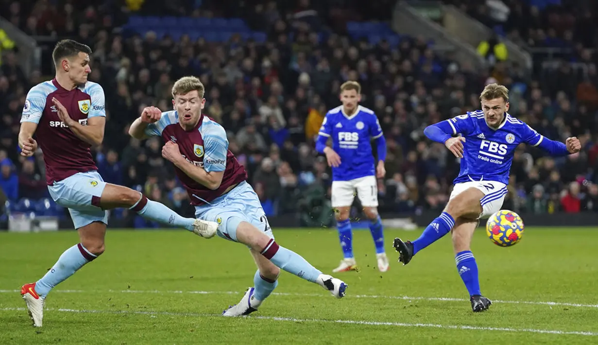 Pemain Leicester City Kiernan Dewsbury-Hall (kanan) menembak ke gawang saat melawan Burnley pada pertandingan Liga Inggris di Stadion Turf Moor, Burnley, Inggris, 1 Maret 2022. Leicester City menang 2-0. (AP Photo/Jon Super)