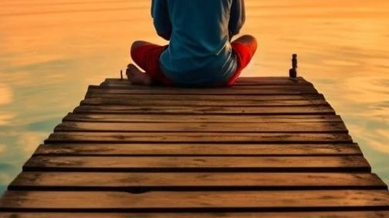 Selain dopamin, ada juga zat kimia lain yang mempengaruhi introvert dan ekstrovert, yaitu asetilkolin. Asetilkolin juga berkaitan dengan hadiah dan kegembiraan, tetapi lebih terkait dengan fokus, belajar, dan memori. Introvert memiliki reaksi yang lebih k