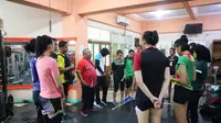 Tim bola voli putri Gresik Petrokimia mendapat pengarahan dari pelatih M. Hanafi setelah latihan, Jumat (5/1/2018). (Bola.com/Aditya Wani)