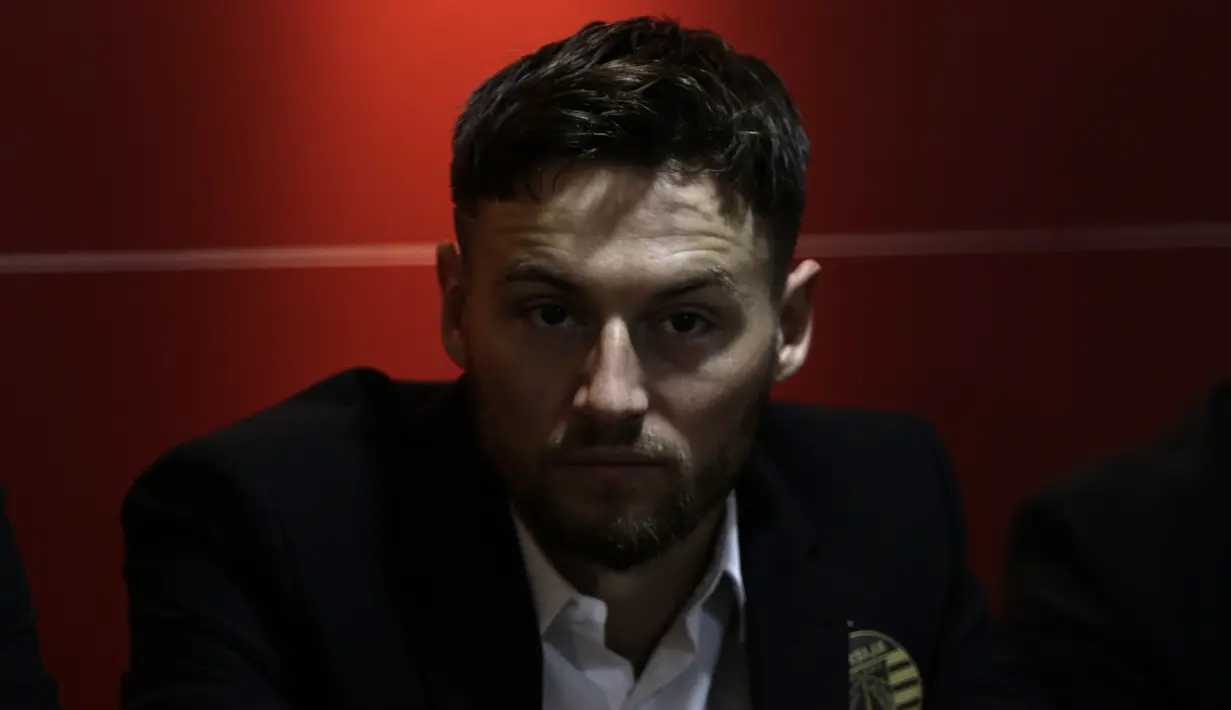 Marc Anthony Klok saat diperkenalkan Persija Jakarta di Kantor Persija, Kuningan, Jakarta, Sabtu (31/1). Persija resmi memboyong Marc Klok dengan kontrak berdurasi empat musim.(Bola.com/Yoppy Renato)
