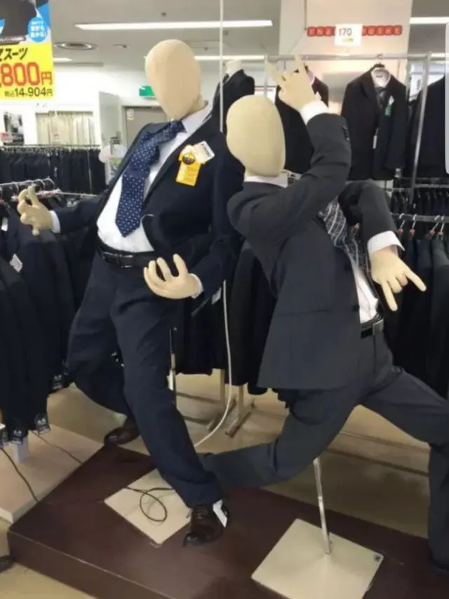6 Pose Manekin Gaya Orang Kerja Ini Nyentrik Banget, Kocak