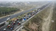 Para petani membawai traktor berpartisipasi dalam unjuk rasa di Jalan Tol Kundli – Manesar – Palwal (KMP) di Kundli di negara bagian Haryana (7/1/2021). Mereka menentang reformasi pertanian pemerintah pusat baru-baru ini. (AFP/Prakash Singh)