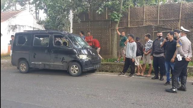 Sejumlah petugas Satlantas Polres Tasikmalaya langsung ke lokasi kejadian pengrusakan sebuah mini bus yang diduga travel gelap pembawa pemudik asal Tasikmalaya.