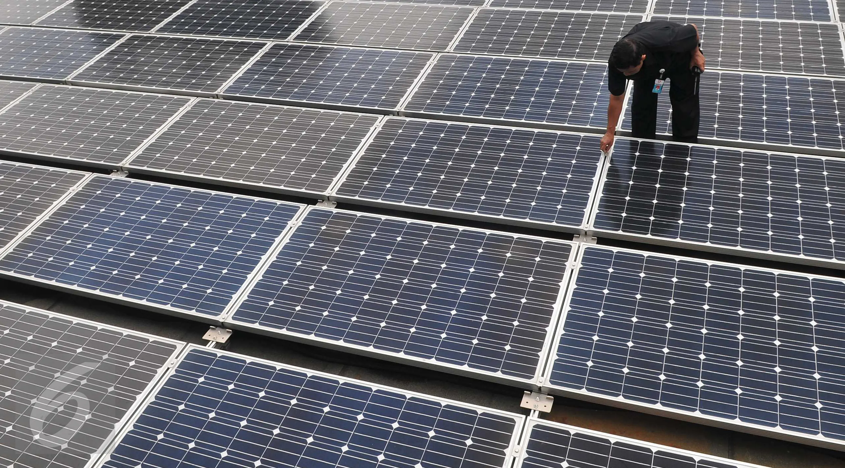 Seorang petugas memeriksa panel surya di kantor Kementrian ESDM, Jakarta, Rabu (2/3/2016). Dalam APBN 2016, Kementerian ESDM mengalokasikan dana sebesar Rp 1,4 triliun untuk pengembangan aneka energi terbarukan. (/Gempur M Surya)