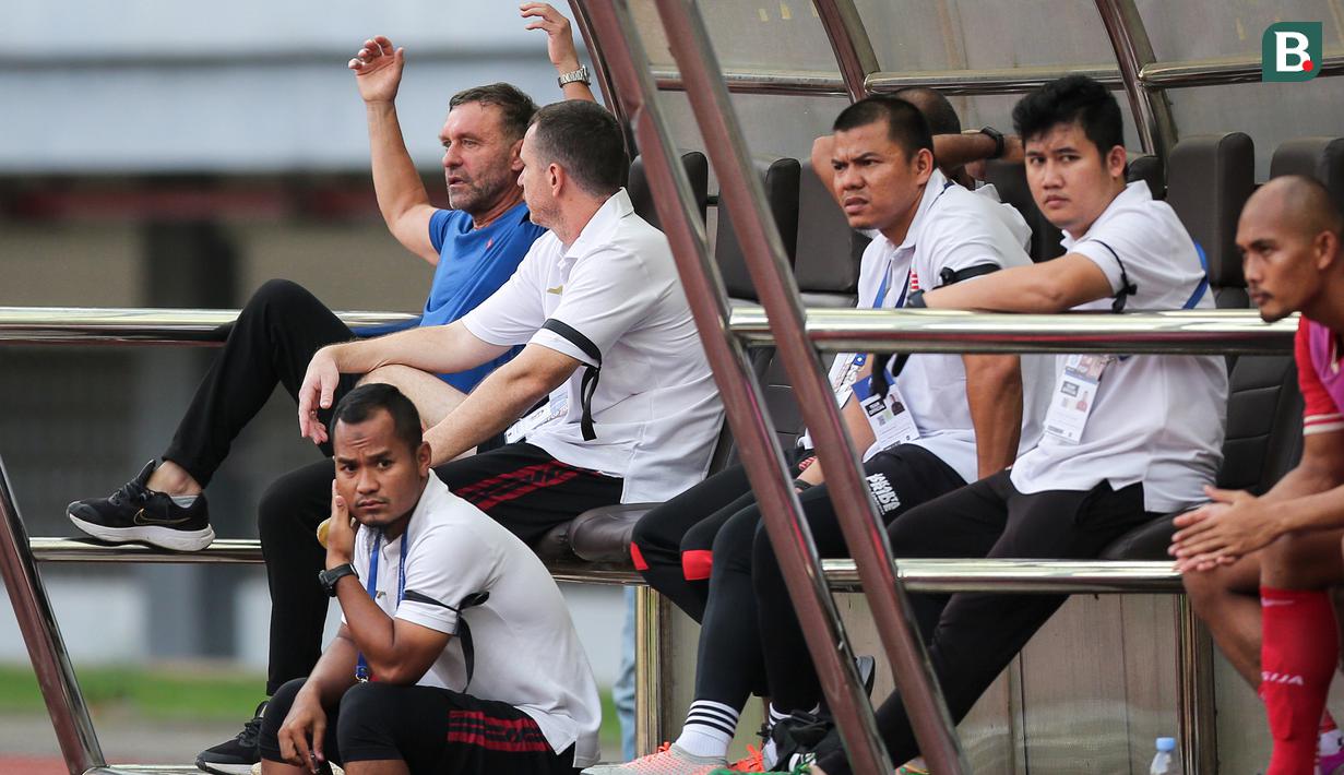 <p>Reaksi kecewa pelatih kepala Persija Jakarta, Thomas Doll saat menghadapi Barito Putera pada laga lanjutan BRI Liga 1 2022/2023 di Stadion Patriot Candrabhaga, Bekasi, Rabu (22/02/2023). (Bola.com/Bagaskara Lazuardi)</p>