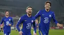 Gelandang Chelsea, Jorginho (tengah) berselebrasi usai mencetak gol lewat titi penalti ke gawang Brentford pada pertandingan perempat final Piala Liga Inggris di stadion Brentford Community di London, Kamis (23/12/2021). Chelsea menang atas Brentford 2-0. (AP Photo/Kirsty Wigglesworth)