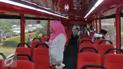 Sejumlah orang saat mencoba kenyamanan bus tingkat buatan Jerman ini saat Hari Ulang Tahun Ke-488 Kota Jakarta, Senin (22/6/2015). Kado tersebut berupa sumbangan satu bus tingkat dari PT Coca-Cola Indonesia. (Liputan6.com/Herman Zakharia)