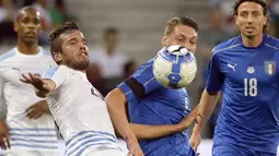 Pemain Uruguay, Alvaro Gonzalez (kiri) berebut bola dengan pemain Italia, Andrea Belotti pada laga Persahabatan di Nice Allianz Riviera stadium, Prancis, (7/6/2017). (AP/Claude Paris)