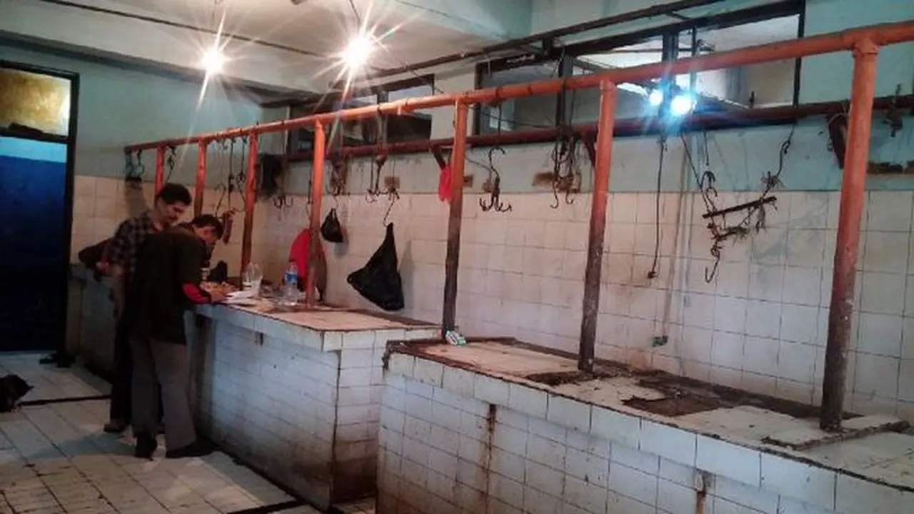 Para penjual daging sapi di pasar tradisional melakukan aksi mogok jualan sejak Minggu (9/8/2015). 