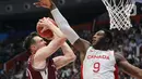 Pemain timnas basket Kanada, RJ-Barrett (kanan) berusaha menahan serangan pebasket Latvia, Rodions Kurucs pada laga terakhir penyisihan Grup H FIBA World Cup 2023 di Indonesia Arena, Gelora Bung Karno, Jakarta, Selasa (29/8/2023). (Liputan6.com/Helmi Fithriansyah)