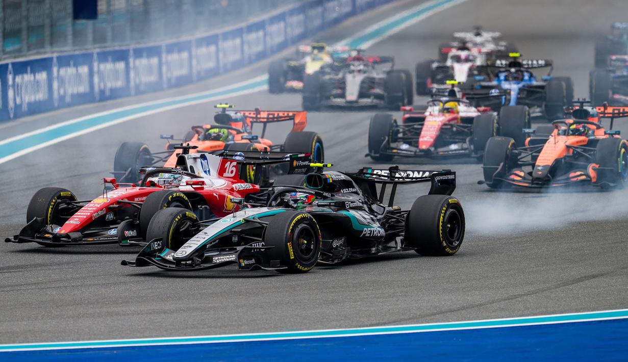 Memulai balapan dari pole position, Antonelli sempat turun ke posisi kedua setelah kekacauan yang terjadi di awal race. (AP Photo/Danny Karnik)