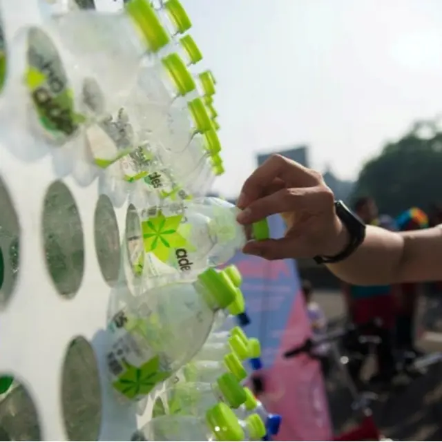 Sampah Botol Plastik, Dari Tak Berguna Jadi Punya Makna