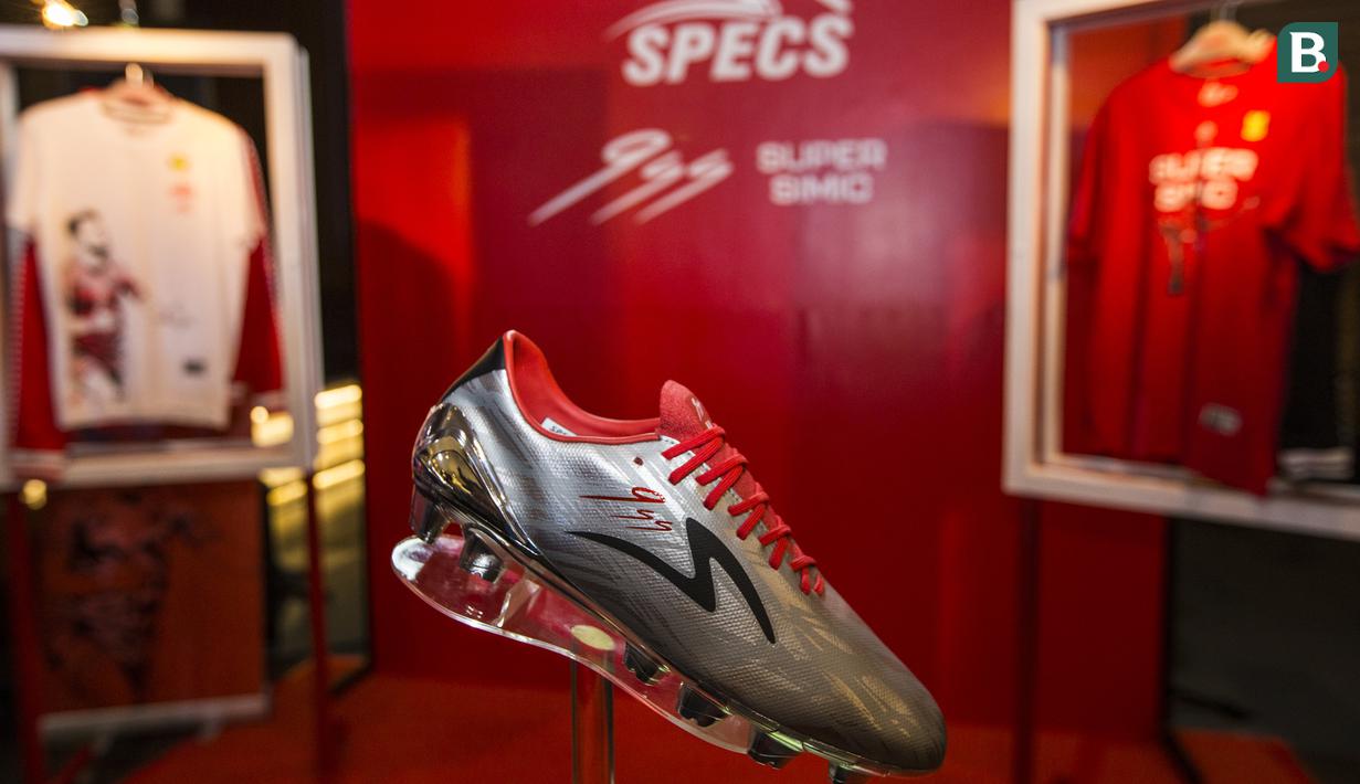 Sepatu baru dari Specs yang dirancang untuk striker Persija Jakarta, Marko Simic, saat peluncuran di Restoran Terrace, Jakarta, Senin (4/6/2018). Specs meluncurkan Special Edition Illuzion '9SS Simic Edition'. (Bola.com/Vitalis Yogi Trisna)