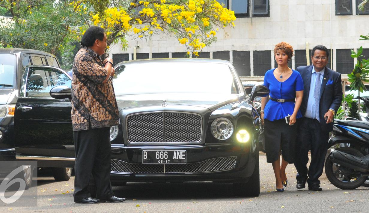 Inul Daratista bersama pengacara Hotman Paris Hutapea keluar dari mobil saat tiba di Polda Metro Jaya, Jakarta, Jumat (13/11). Inul melaporkan pengacara Andar Situmorang terkait pernyataan bahwa inul memiliki anak haram. (Liputan6.com/Faisal R Syam)