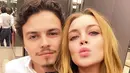 Sempat beredar kabar bahwa, Lindsay Lohan dan Egor saling cekcok dan adu mulut di sebuah restoran. Lindsay juga sengaja menyiram air ke wajah Egor karena terbawa emosi yang berlebihan. (Instagram/Bintang.com)