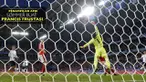 Yann Sommer, kiper Swiss bermain gemilang pada laga melawan Prancis dengan 4 penyelamatan apiknya.