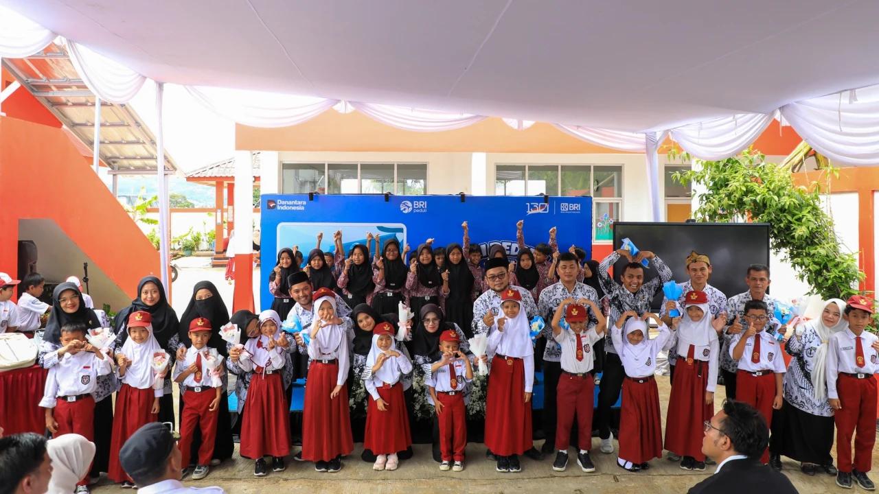 Peringati Hari Guru Nasional, BRI Peduli Beri Apresiasi dan Salurkan Bantuan di SDN Sukamahi 02 Megamendung