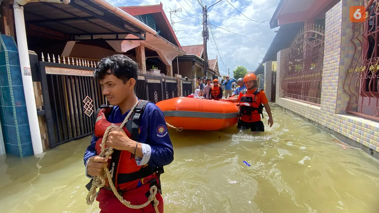 Basarnas evakuasi korban banjir di Makassar (Liputan6.com/Basarnas Makassar)