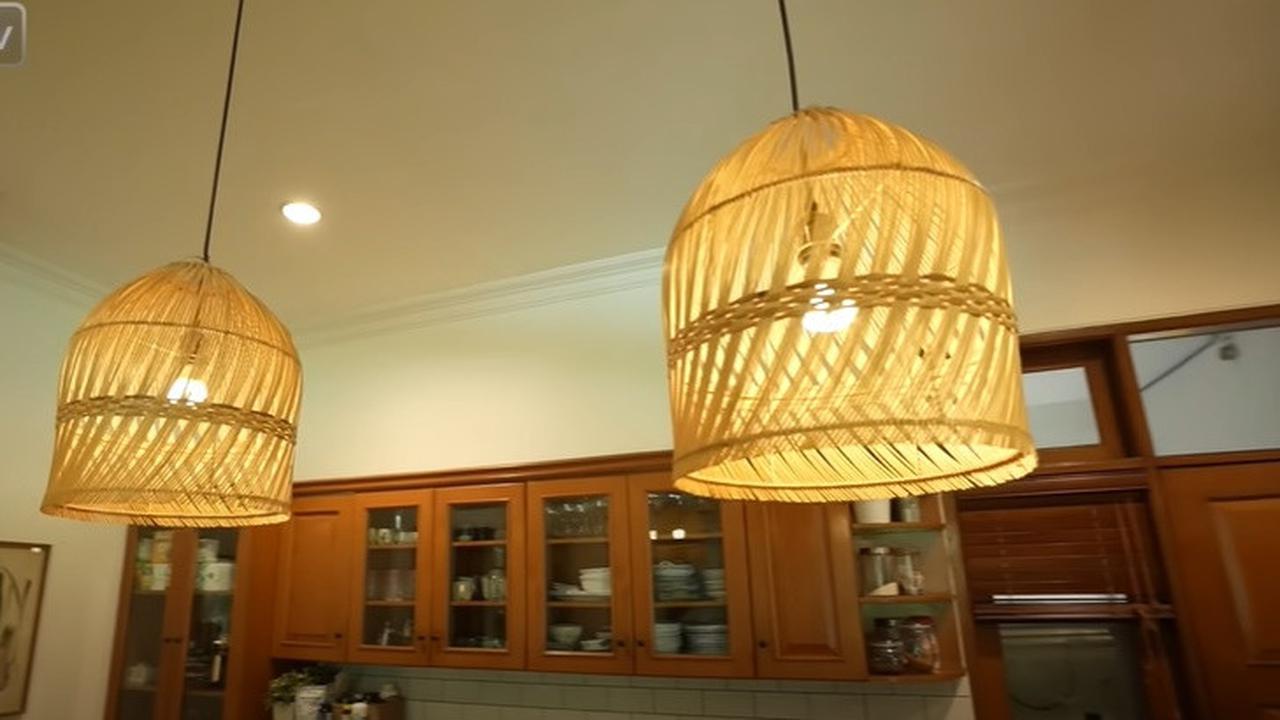 Tinggal di Rumah Kontrakan, 8 Potret Dapur Sophia Latjuba yang Bernuansa Klasik Serba Kayu - Unik Ada Mini Bar