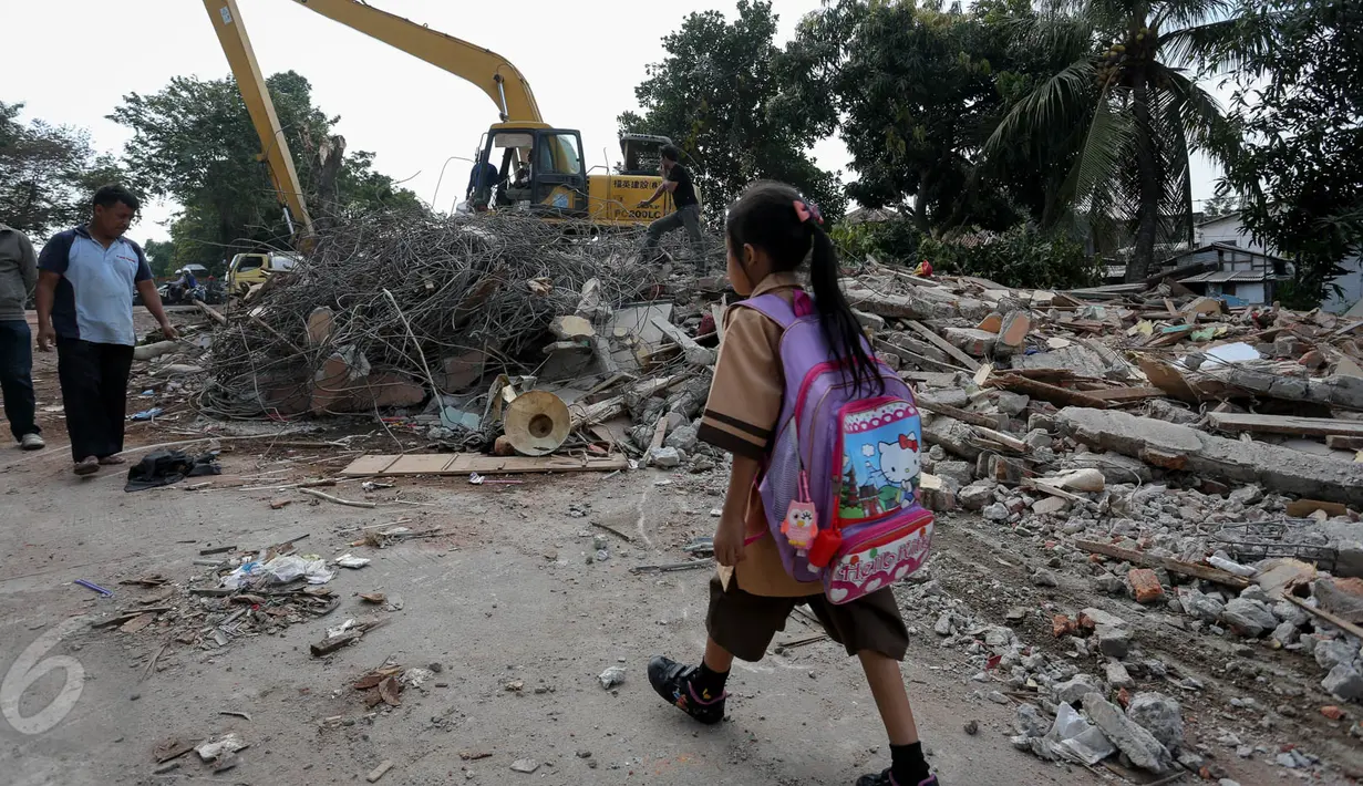 Sebuah alat berat dikerahkan untuk merapikan sisa puing di lokasi penggusuran Pinangsia, Jakarta Barat, Kamis (28/05/2015). Warga terpaksa bertahan karena ditolak saat akan mengambil kunci di Rusun Marunda. (Liputan6.com/ Faizal Fanani)