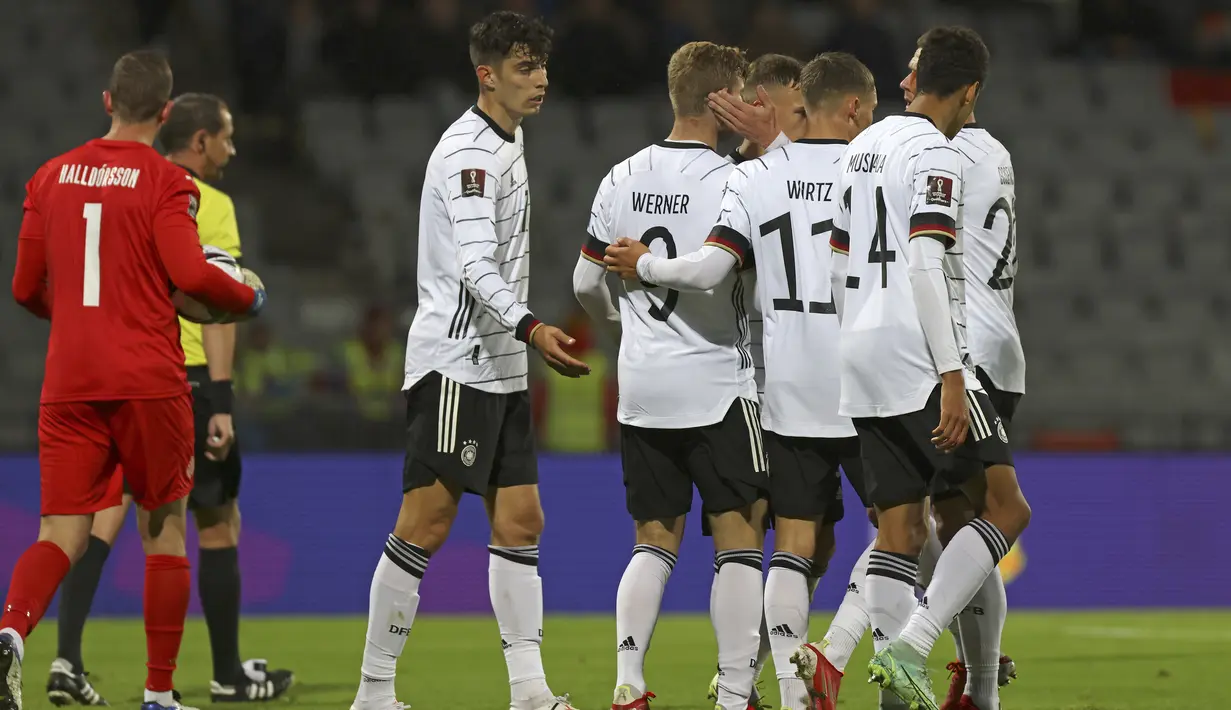Para pemain Jerman melakukan selebrasi setelah Timo Werner mencetak gol keempat mereka pada pertandingan kualifikasi grup J Piala Dunia 2022 di Reykjavik, Islandia, Kamis (9/9/2021). Kemenangan ini membuat Jeman nyaman di puncak klasemen Grup J dengan poin 15. (AP Photo/Arni Torfason)