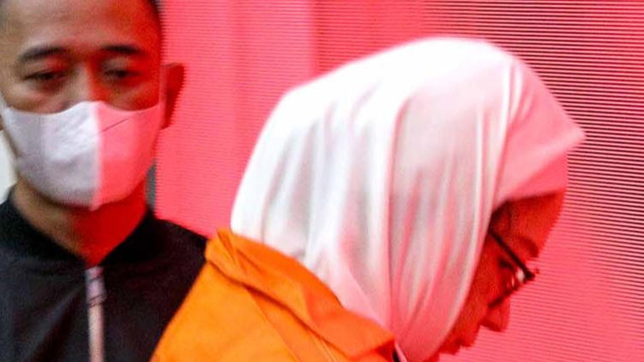 "Atas kondisi oversupply tersebut, berdampak nyata harus dijual dengan kondisi merugi di pasar internasional oleh PT Pertamina Persero," kata Firli.<br>