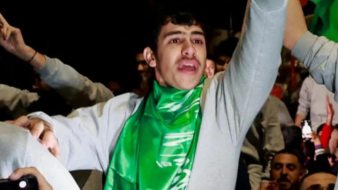 Sementara itu di hari yang sama, Hamas pun juga membebaskan 13 sandera Israel, yang terdiri dari anak-anak dan wanita.<br>