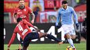 Pemain Lazio, Felipe Anderson (kanan) berusaha melewati hadangan pemain Genoa pada babak 16 besar Coppa Italia  di Olimpico stadium, Rome, (18/1/2017). Lazio menang 4-2. (Ettore Ferrari/ANSA via AP)