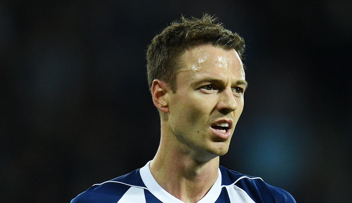 9. Jonny Evans - WBA akan tak hanya terancam turun kasta namun juga akan ditinggalkan pemain bintang sekelas Jonny Evans. Mantan pemain MU tersebut dirasa tidak pantas bermain di kasta kedua Liga Inggris. (AFP/Oli Scarff)