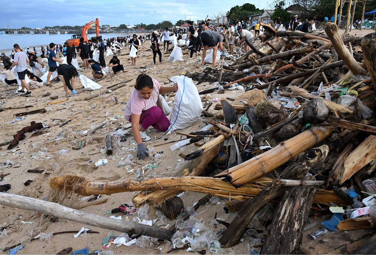 Aksi Bersama Membersihkan Sampah di Pantai Kedonganan Bali