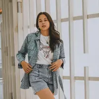 Memadukan denim dan sneakers, gaya Sitha Marino terlihat semakin seru. [Foto: Instagram/ Sitha Marino]