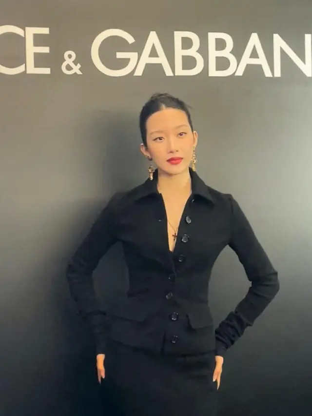 Gaya Bold Elegan Mun Ka Young Hadiri Pembukaan Toko Dolce & Gabbana Beauty di Jakarta, Tampil Serba Hitam dengan Lipstik Merah Merona