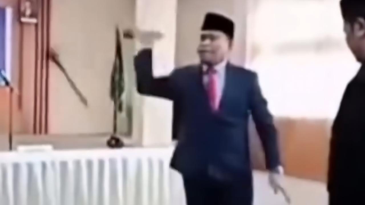 Emosi kini Ngaku Khilaf, Begini Duduk Perkara Kakanwil NTB Lempar Tiang Mikrofon di Acara Pelantikan