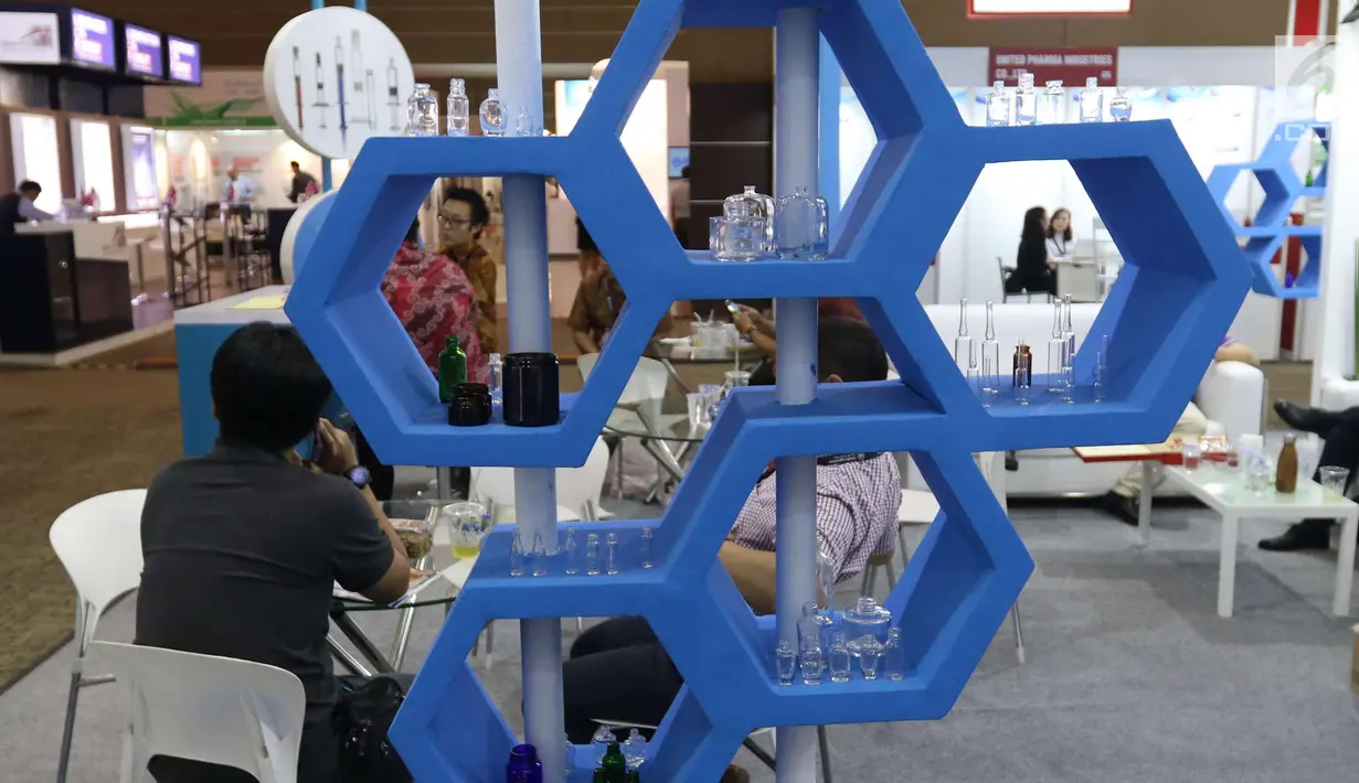 Pengunjung mengunjungi pameran niaga bahan baku industri farmasi Convention on Pharmaceutical Ingredients South East Asia (CPhI SEA) 2018 di JIExpo Jakarta, Kamis (29/3). (Liputan6.com/Angga Yuniar)