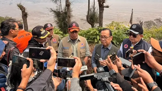 Pratikno Turun Langsung ke Bromo, Ungkap Strategi Padamkan Api