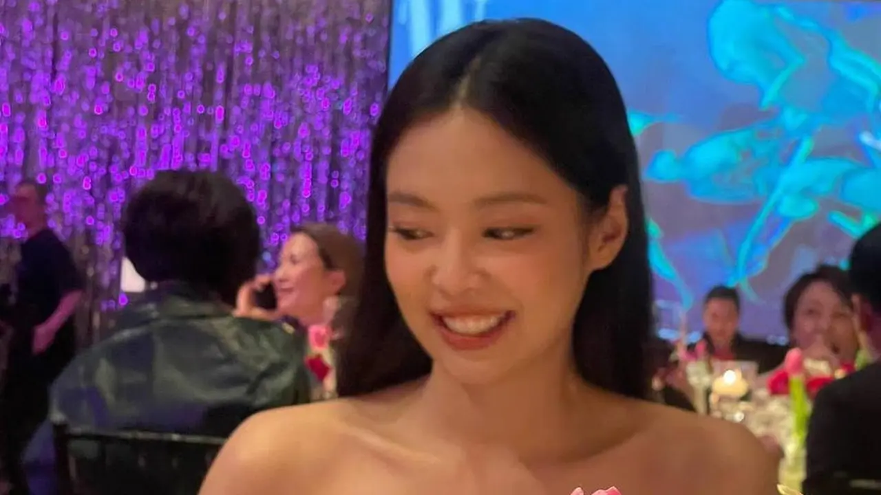 8 Gaya Slay Jennie BLACKPINK yang Penuh Damage Mencuri Perhatian di Charity W Korea
