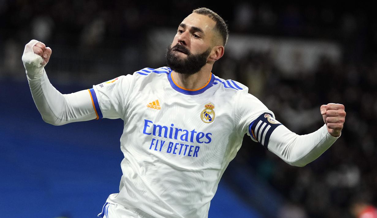 Karim Benzema. Striker berusia 33 tahun yang telah membela Real Madrid selama 13 musim ini baru saja memecahkan rekor Thierry Henry di laga melawan Sevilla, 29 November 2021 lalu. Satu golnya membuat koleksinya menjadi 361 gol yang dicetak bersama Real Madrid dan Lyon sejak 2004. (AP/Manu Fernandez)