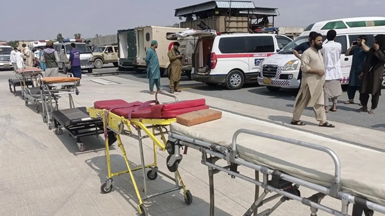 Dalam foto yang dirilis oleh Pusat Media Nangarhar, sejumlah tandu dan ambulans disiapkan di Bandara Nangarhar, pada Senin (1/9/2025) untuk menerima para korban gempa yang mengguncang Afghanistan timur pada Minggu (31/8) malam.
