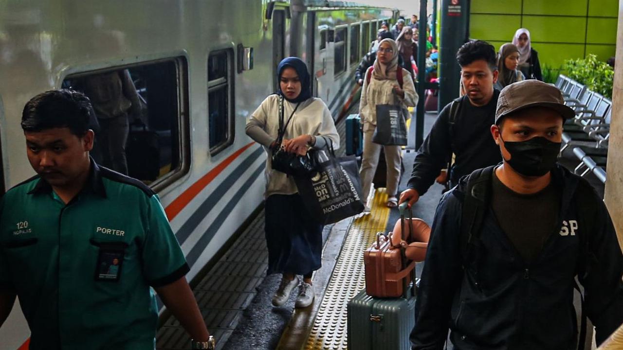Menurut data PT Kereta Api Indonesia (Persero) Daop 1 Jakarta, pada Selasa (16/4), sebanyak 14.400 penumpang turun di Stasiun Gambir.&nbsp;Liputan6.com/Angga Yuniar