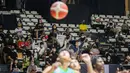 Sejumlah penonton memberikan dukungan saat laga pekan pertama IBL Tokopedia 2022 antara NSH Mountain Gold Timika melawan Bumi Borneo Pontianak di Hall Basket Gelora Bung Karno, Sabtu (15/01/2022). (Bola.com/Bagaskara Lazuardi)
